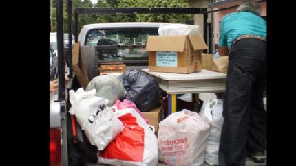 van a clasificar la ropa y luego la entregarán a las familias que lo necesiten. van a clasificar la ropa y luego la entregarán a las familias que lo necesiten.