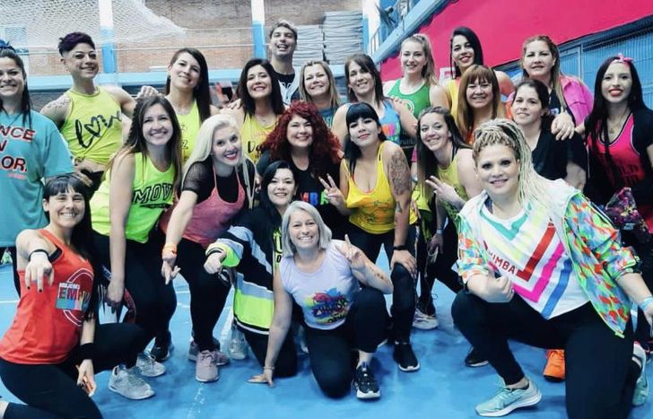 Para bailar y ayudar.