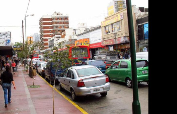se podrá estacionar en ambas manos.