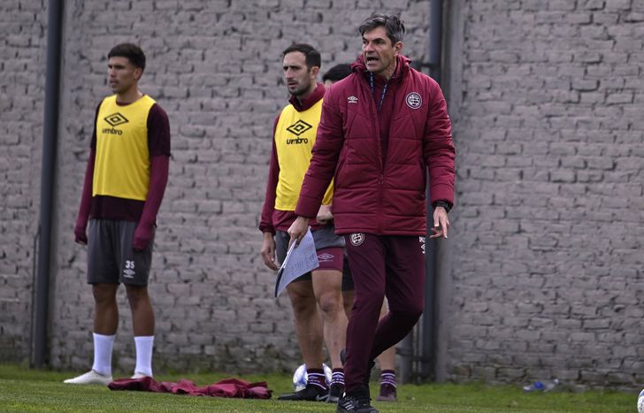 Mauricio Pellegrino mete mano en la formación de Lanús.