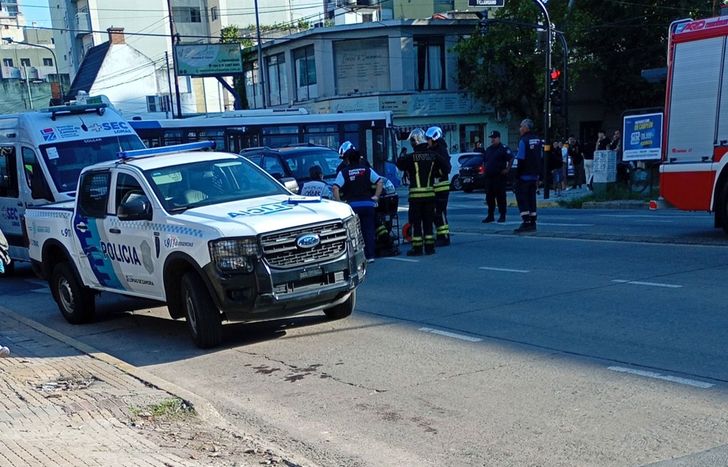 El accidente ocurrió sobre la avenida Alsina, en el centro de Banfield.