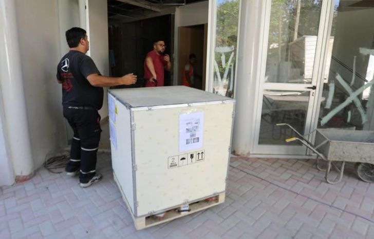 Van a instalar los equipos y aparatos que usarán los profesionales.