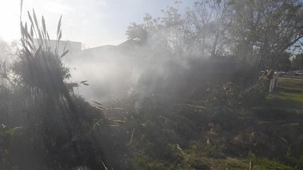 los bomberos evitaron que se propagara un incendio intencional en lomas