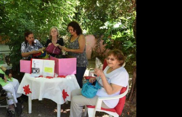 Más de 30 carteras con artículos de belleza, objetos de higiene y golosinas.