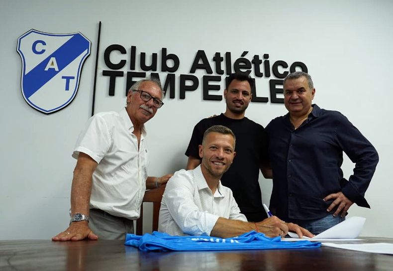 En Temperley, Nicolás Domingo y Jorge Colás trabajan en el armado del equipo.