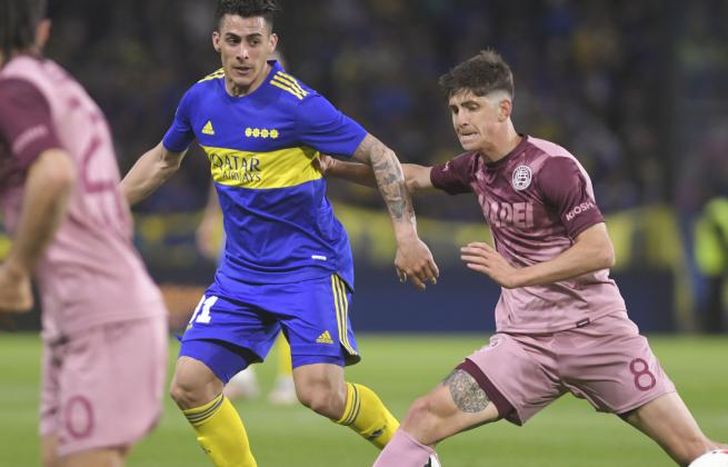 Belmonte logra alejar a Pavón de la jugada.