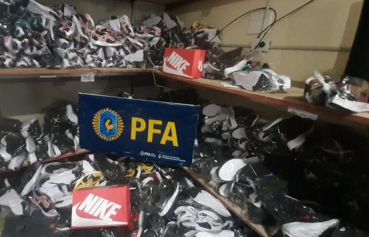Encontraron más de 1.600 pares de zapatillas.