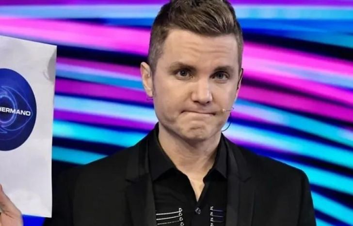 El conductor notificó el cambio del juego al público y a los participantes.