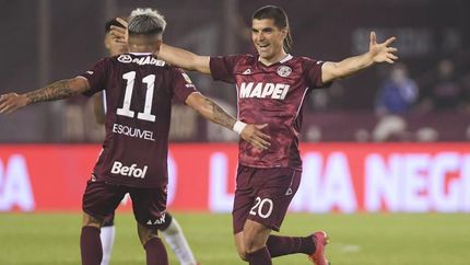 Malcorra celebra con Esquivel luego de poner el 2-1. Malcorra celebra con Esquivel luego de poner el 2-1.