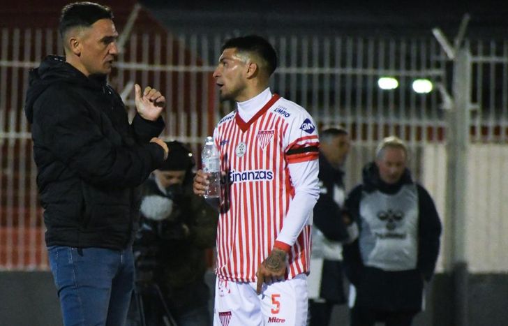 Lemos dialoga con Cañete.