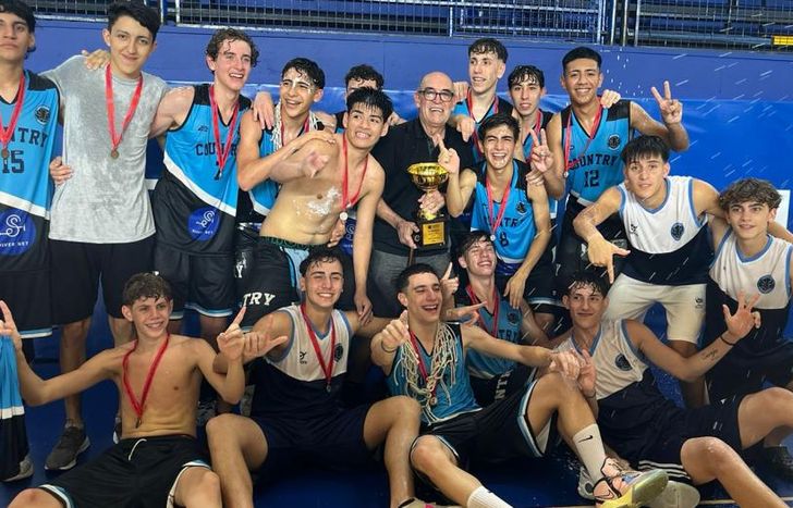 Los chicos del Coutry de Banfield celebraron en la Bombonerita.