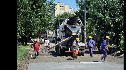 las máquinas y los obreros trabajan desde hace días en el lugar para terminar según los plazos estipulados.