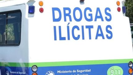 Los policías realizaron un allanamiento ilegal para quedarse con drogas y dinero.