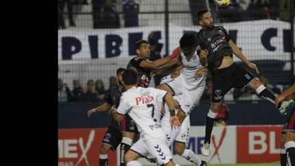El partido estuvo plagado de imprecisiones.
