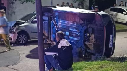 Así quedó el auto volcado.