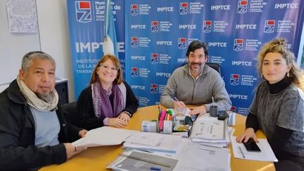 Entregaron cinco nuevos microcréditos a vecinas y vecinos.