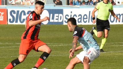 Ayrton Sánchez sale al cruce de un rival.