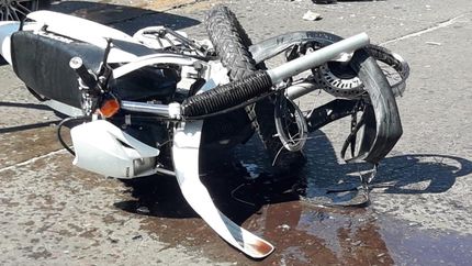 La moto en la que iba el joven, tras el choque.