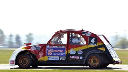 Mazzocchi prepara el auto y realiza una cena show para recaudar fondos.