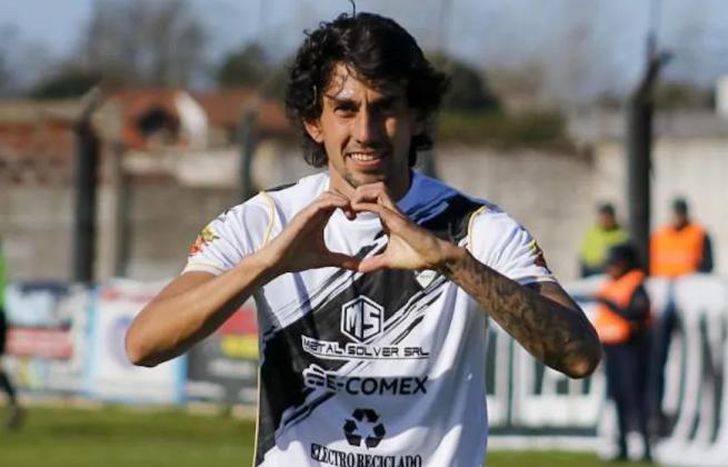 Sergio Acosta festeja la apertura del marcador.