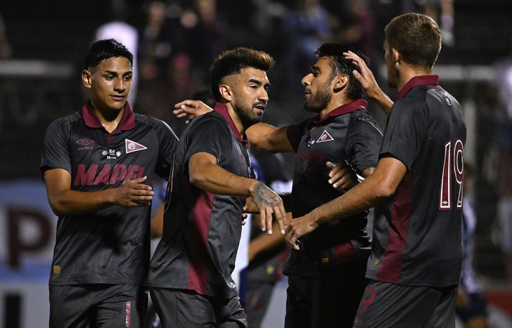 Marcelino Moreno, figura de Lanús con dos goles.