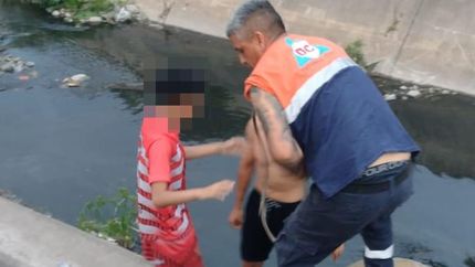 Personal de Defensa Civil intervino para rescatar al joven. Personal de Defensa Civil intervino para rescatar al joven.