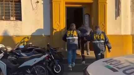 El momento en que El Gato es ingresado a la Comisaría de Budge.