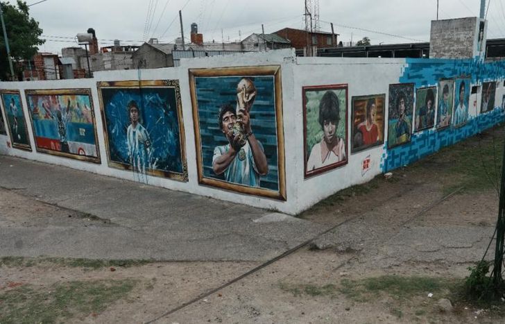 Las calles de Fiorito, llenas de murales de Diego.