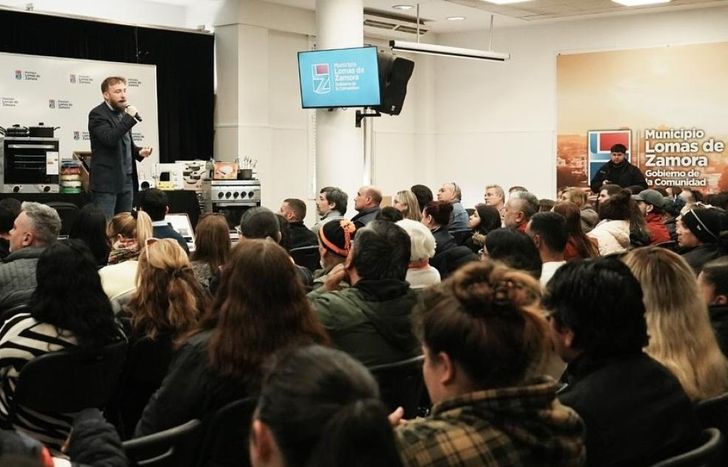 La entrega de kits está destinada a 45 emprendimientos lomenses.