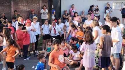 Durante todo el año cuentan con apoyo escolar, talleres de arte y actividades físicas. Durante todo el año cuentan con apoyo escolar, talleres de arte y actividades físicas.