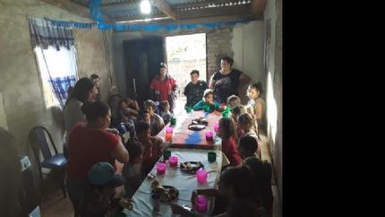 necesitan alimentos, mesas y sillas.