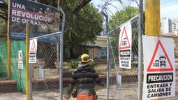 La plazoleta de Banfield Oeste está vallada por las obras.