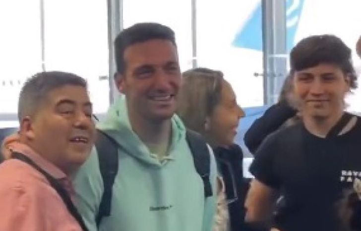 Lionel Scaloni recibió una cálida despedida de la gente en Ezeiza.