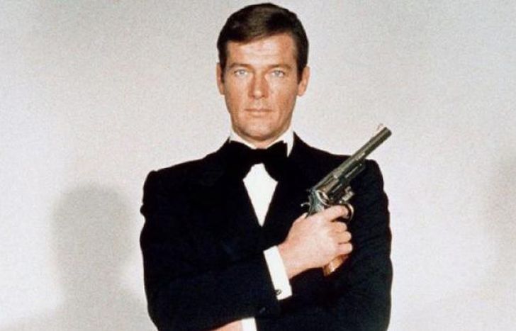 Con la pilcha de 007.