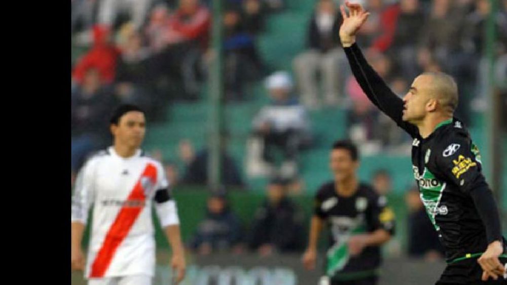 El uruguayo Santiago Silva, un especialista en marcarle goles a River.