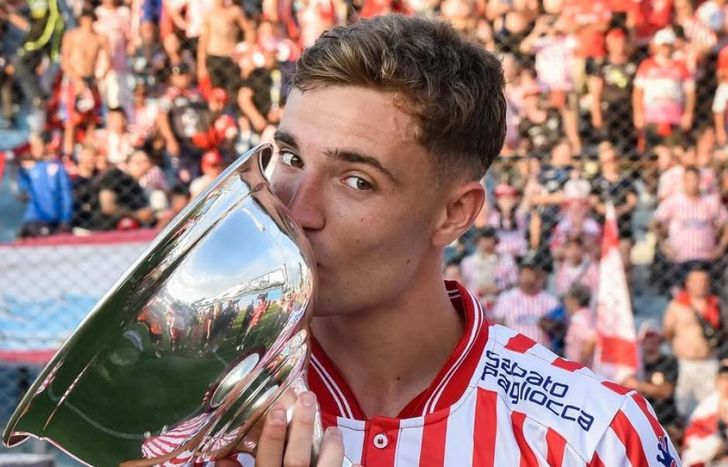 Brondo, con la copa del ascenso.