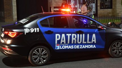 Dos policías del Comando de Patrullas de Lomas resultaron heridos.