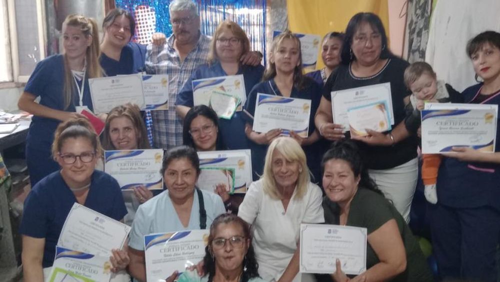 Los vecinos concluyeron los cursos y recibieron los diplomas.