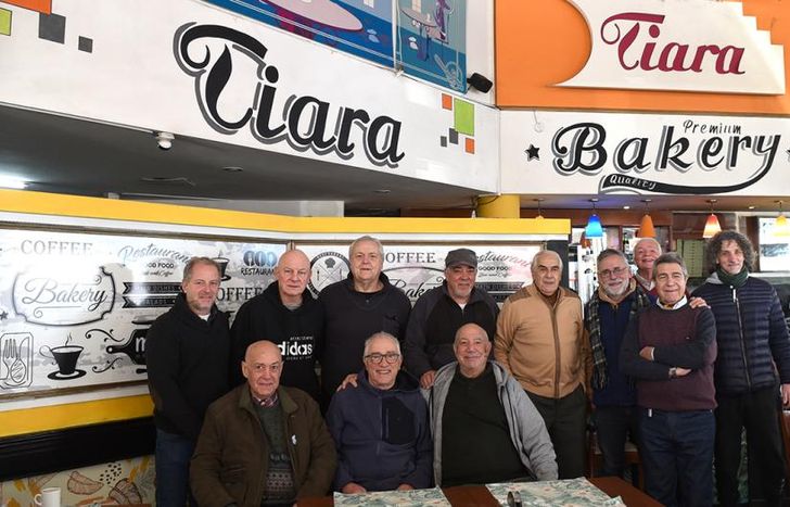 Un grupo de amigos y un encuentro que es impostergable. Café, charlas y risas asegurados.