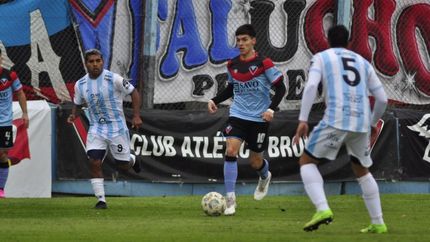 Benítez conduce y lo espera Matías Brige.