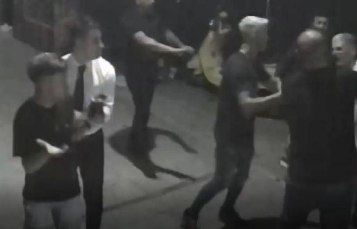 La seguridad forcejea con Tomás para sacarlo del boliche.