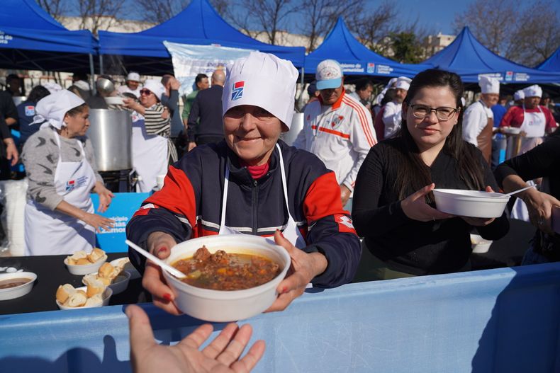 Se repartirán porciones de guiso para comer algo bien rico y tradicional.