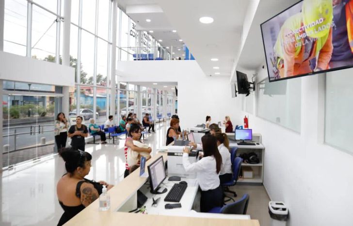 Hay una guardia para adultos y pediátrica que funciona las 24 horas.