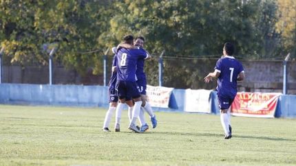 Los abrazos para Leszczuk, autor de un golazo de tiro libre.