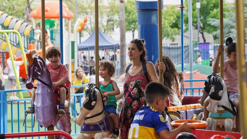 En Lomas de Zamora, todo es risas arriba de la calesita.