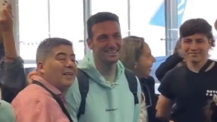Lionel Scaloni recibió una cálida despedida de la gente en Ezeiza.