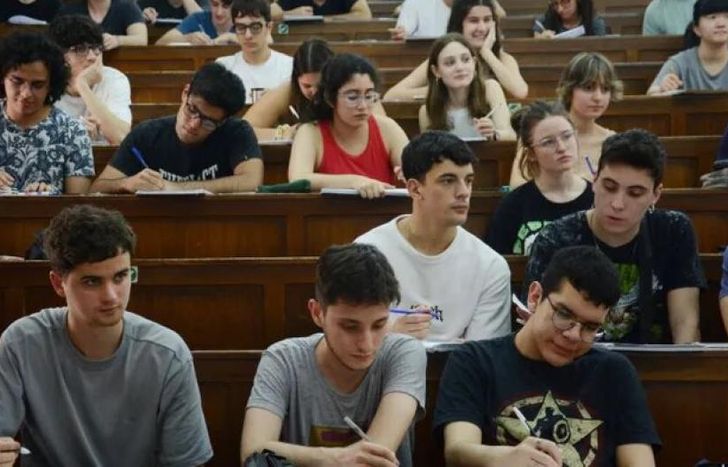 El objetivo de las medidas es avanzar hacia un país ordenado, dijo Adorni.