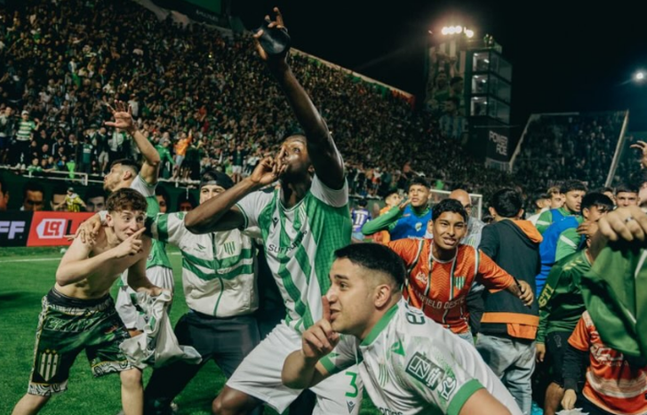 El emotivo ida y vuelta entre Danilo Arboleda y los hinchas de Banfield: Es tu casa....