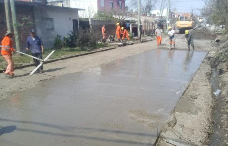 Los trabajos de pavimentación se extienden por ocho cuadras en Villa Albertina.