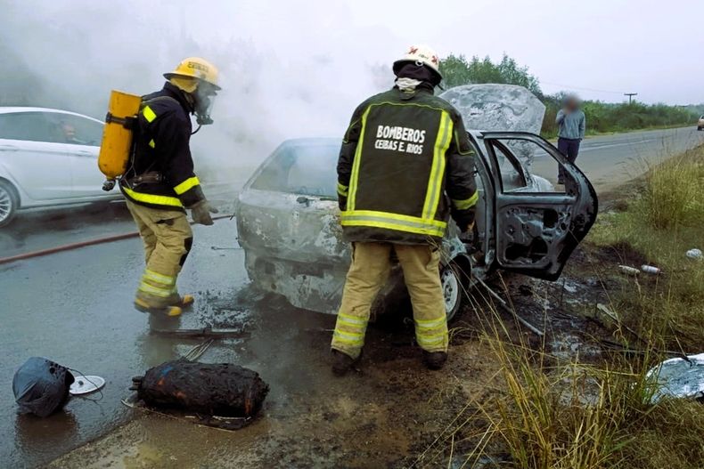 El auto de los vecinos de Lomas terminó destruido por el incendio.